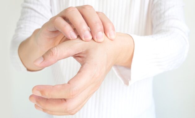 Thumb twitching: Causes of muscle twitching in thumb