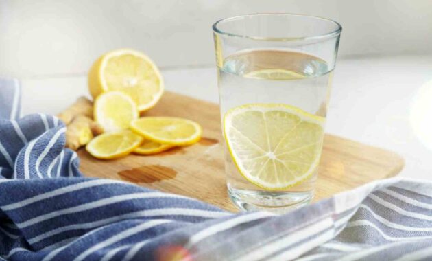 11 health benefits of lemon water