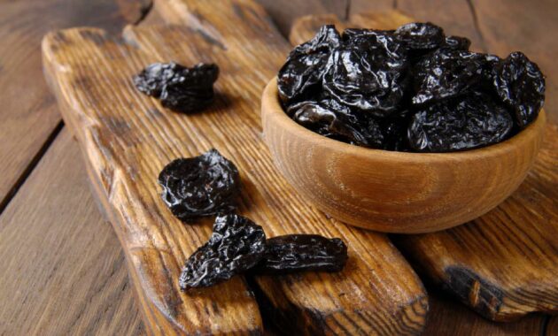 Know the benefits of soaked munakka or black raisin