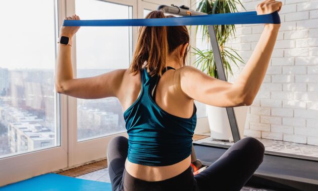 6 must-try resistance band back exercises for women