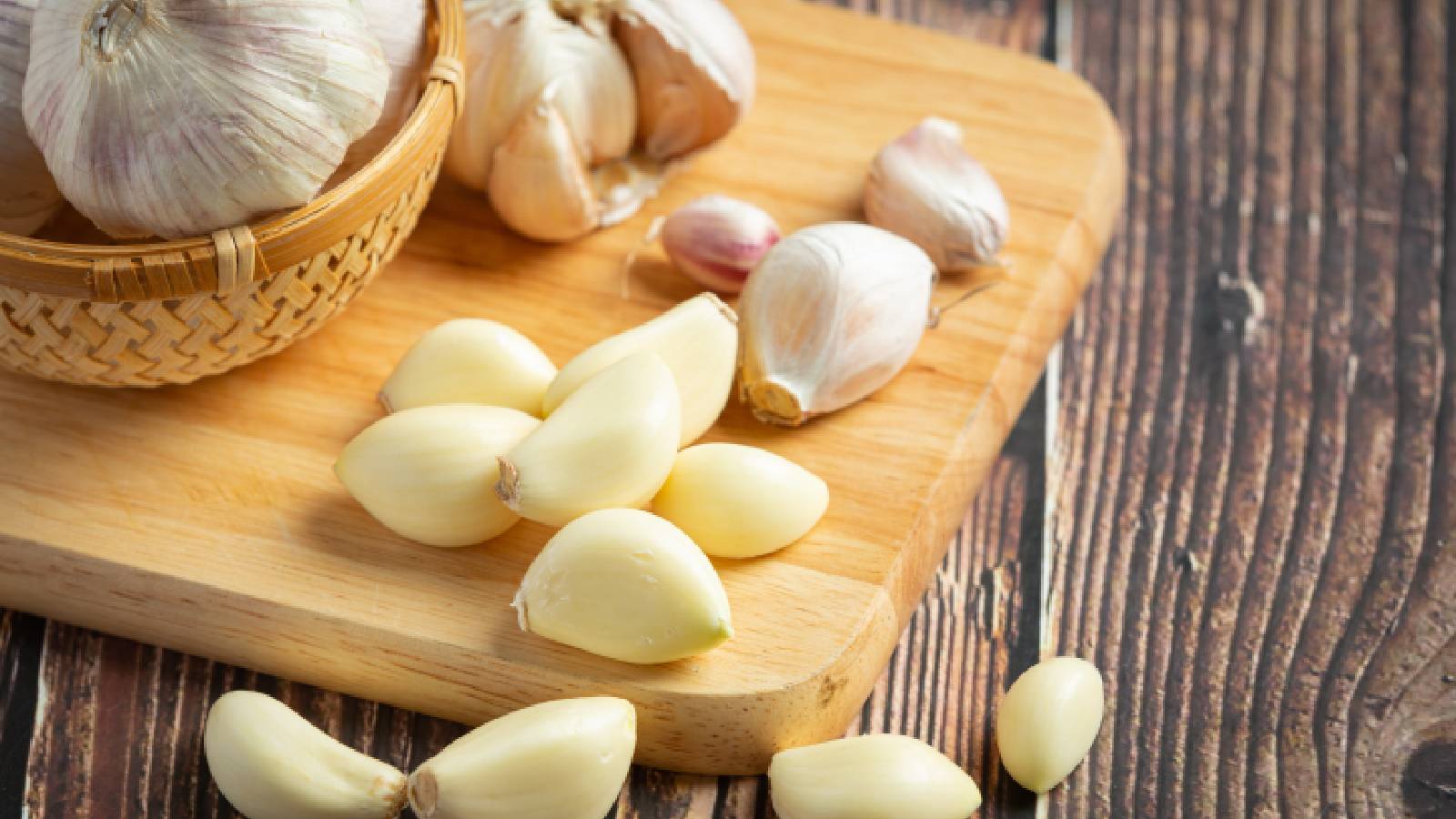 Best way to eat garlic: To chew or to swallow?