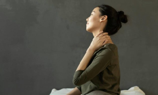 Stiff neck: Causes and When to go to the doctor