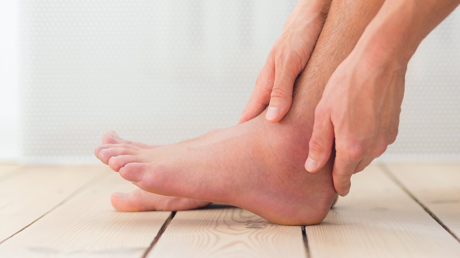 Swollen ankles: 6 causes and ways to prevent it