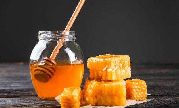 Jaggery vs Honey: Which one is healthier for weight loss?